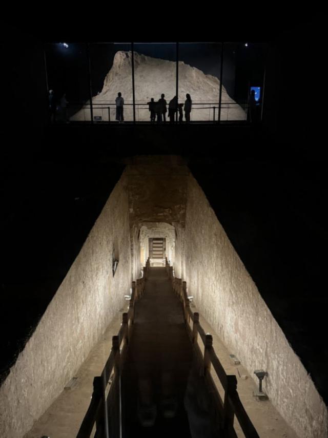 游客在太原北齐壁画博物馆参观。新华网 王梦佳 摄