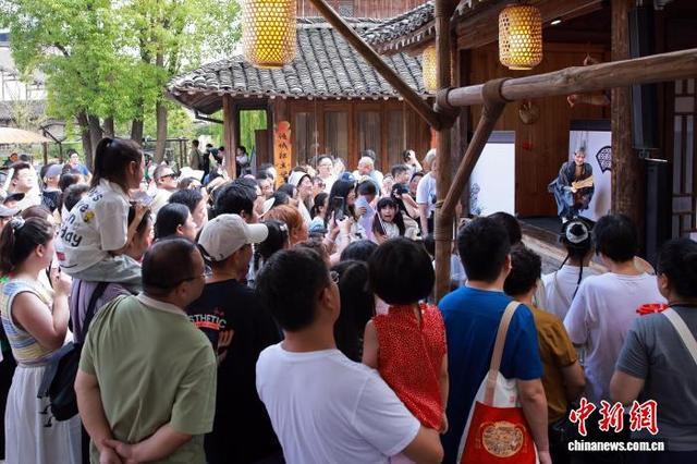 10月4日，提线木偶戏吸引游客。孙杨洋 摄