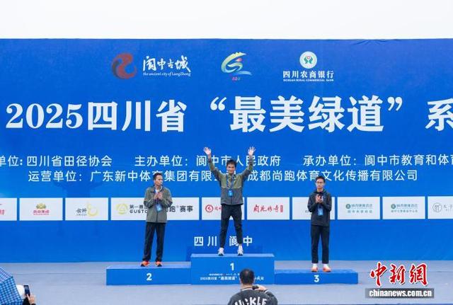 经过激烈角逐， 向新鹏、王绍、郭耀勇分别获得男子组竞速组冠军、亚军、季军 。任冠金 摄