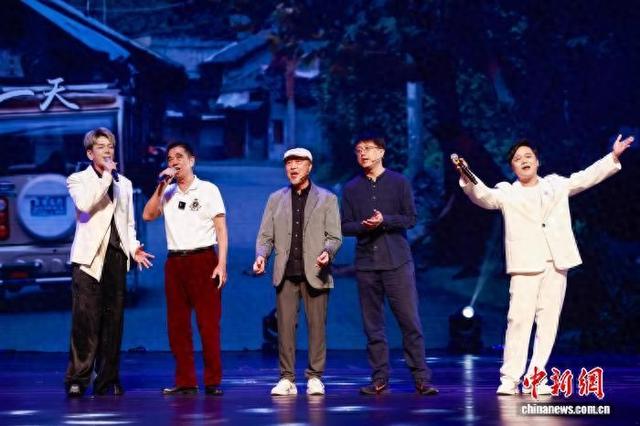 10月24日晚,福建福州,黄庆元(中)、黄蒲旺(左二)与两岸歌手共同演绎《把根留住》。 (主办方供图)