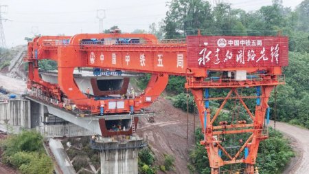 西渝高铁谢家院子大桥施工现场。中国铁路成都局集团供图